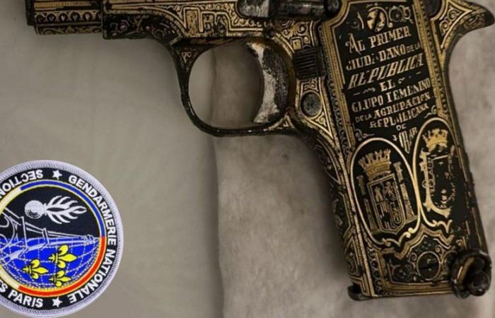 La pistola d’oro apparteneva ad un ex presidente spagnolo: l’incredibile sequestro permette di ritrovare un’arma da collezione unica