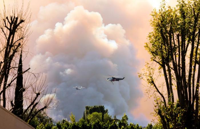 La stampa in California | Quartieri minacciati da enormi incendi