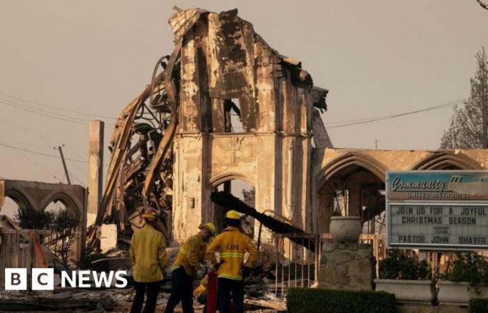 Gli equipaggi di Los Angeles corrono per fermare gli incendi a causa dei forti venti