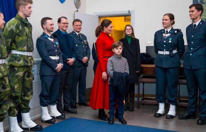 Una guardia reale trafitta con la baionetta davanti al palazzo reale di Stoccolma