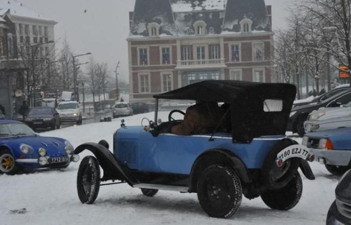 la colorata Traversata di Parigi 2025 con auto d’epoca