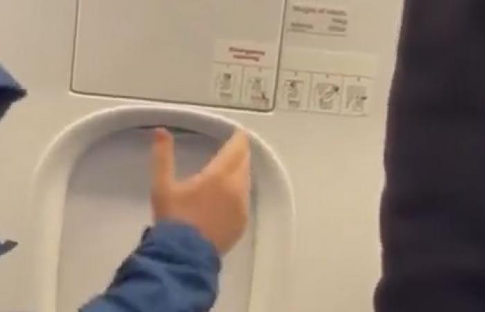 Video: Khabib Nurmagomedov rimosso dall’aereo dopo una disputa sulla fila di uscita