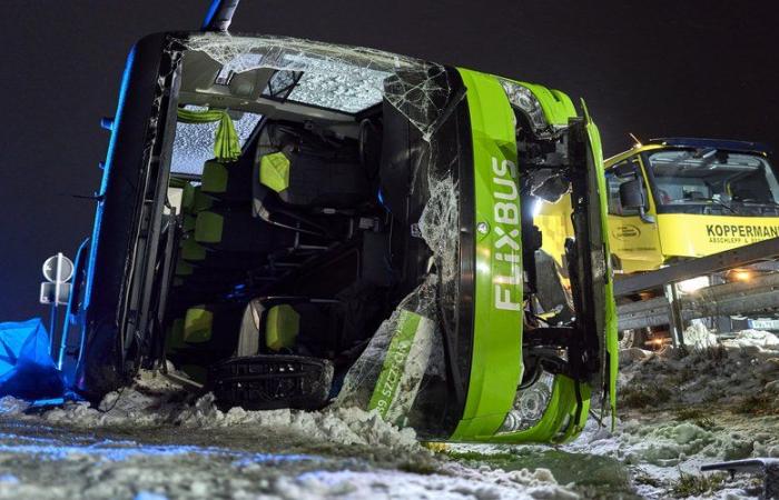 Due passeggeri si sono ritrovati sotto l’autobus: due morti e undici feriti in un incidente Flixbus