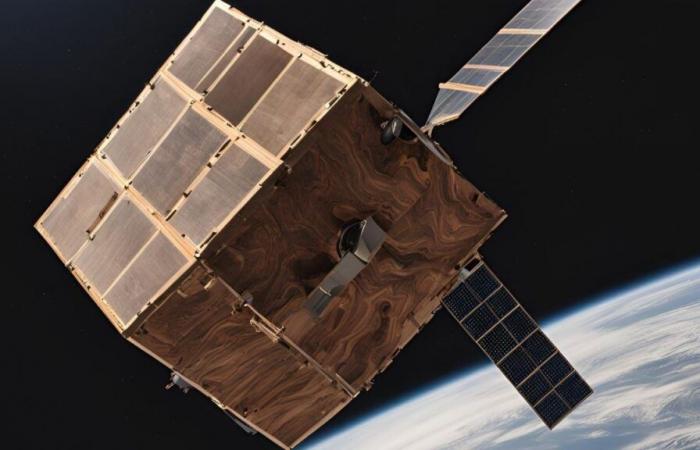 È il primo satellite in legno della storia e unica anche la sua funzione, lanciato dalla ISS da JAXA