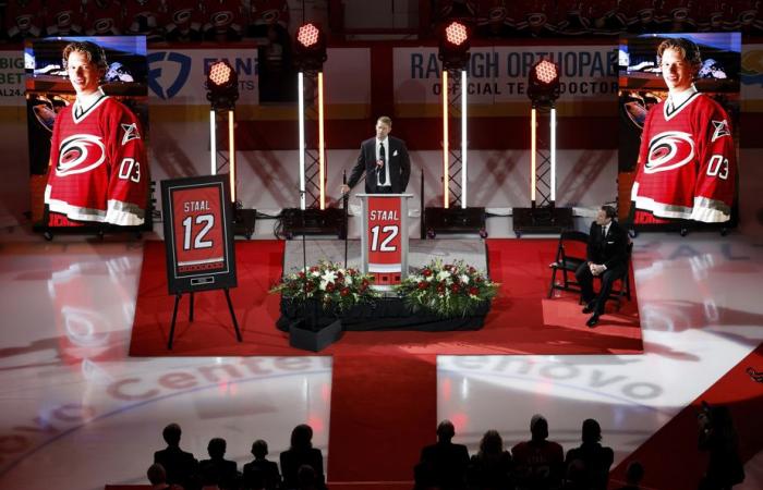 Gli uragani onorano Eric Staal ritirando la sua maglia numero 12