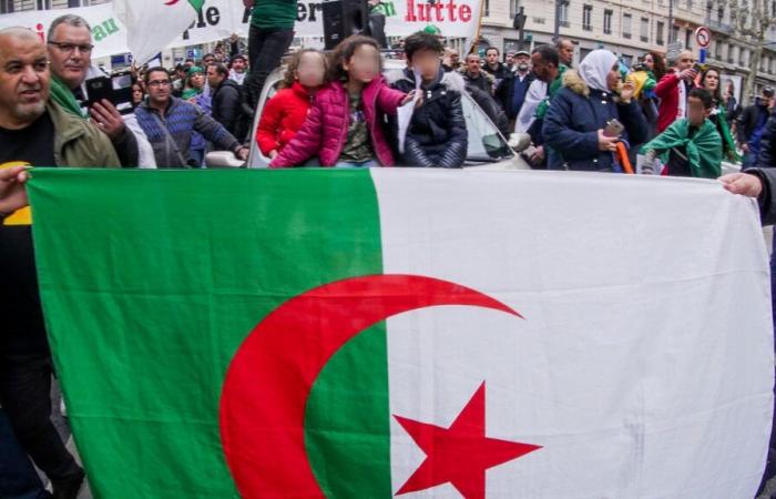 una manifestazione di algerini in Francia per rinominare rue Bugeaud