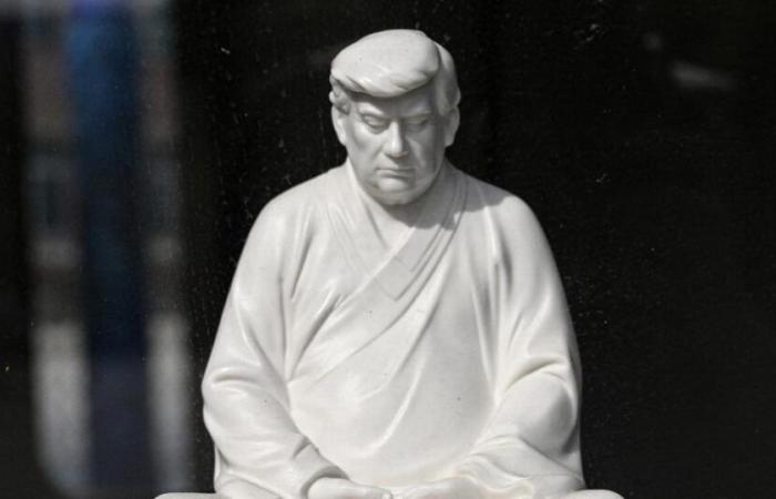 In Cina, le sorprendenti statue di Donald Trump nelle vesti di Buddha fanno scalpore