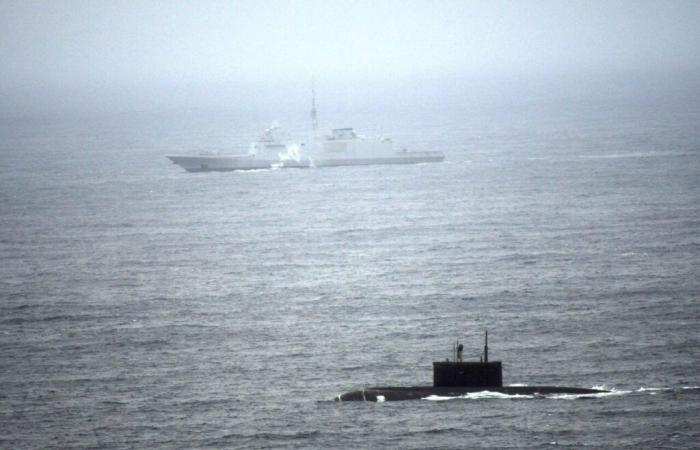 Sotto stretta sorveglianza, un sottomarino d’attacco russo ha attraversato con successo il Mare della Manica