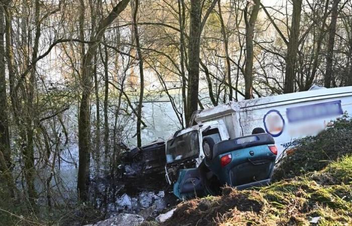 Un morto in un grave incidente che ha coinvolto un camion e diverse auto ad Anjou, vicino