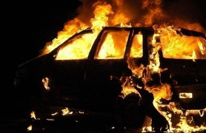 ex ladro dà fuoco all’auto e ne distrugge altre due