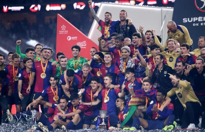 Il Barcellona esulta dopo la vittoria della Supercoppa: ‘Senza l’espulsione faremmo 8 gol’