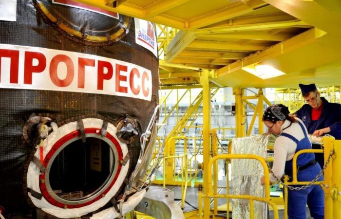 Ripresa della preparazione del veicolo spaziale a Baikonur