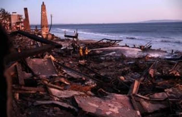 I vigili del fuoco dovranno affrontare venti a 70 miglia all’ora che spingono la “crescita esplosiva del fuoco” mentre il bilancio delle vittime sale a 24