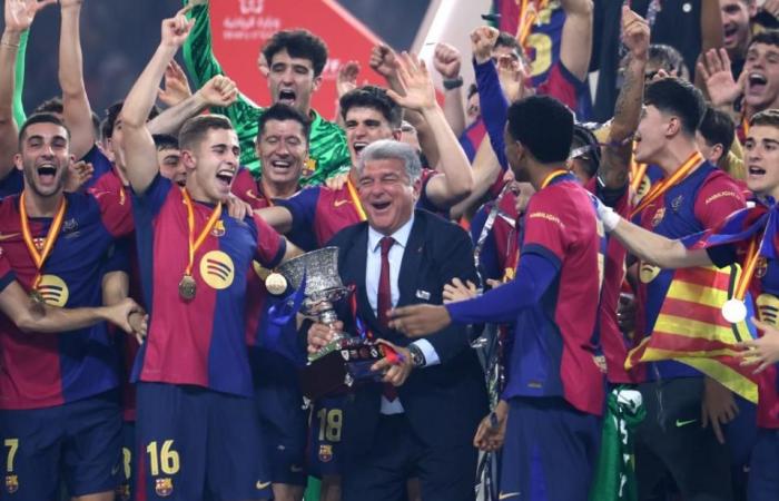 Il Barcellona esulta dopo la vittoria della Supercoppa: ‘Senza l’espulsione faremmo 8 gol’