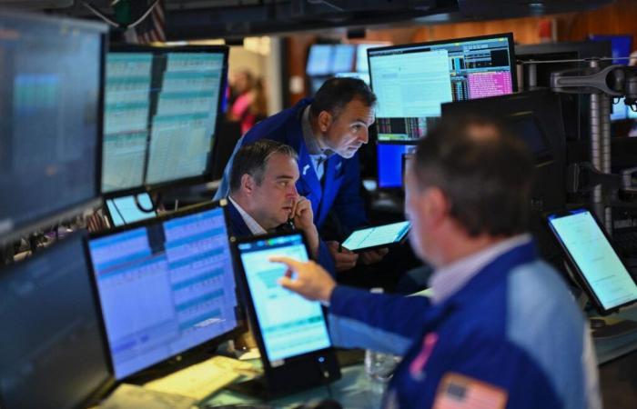 Wall Street chiude senza una direzione chiara, tesa dall’attesa dei dati sull’inflazione americana