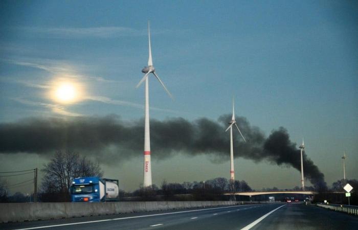 “I vigili del fuoco permettono che l’edificio bruci in modo controllato” (Arendonk)