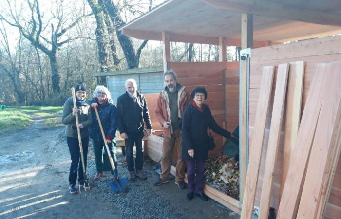 Ogni settimana, 250 kg di rifiuti organici vengono depositati in questo padiglione di compostaggio di questa città della Vandea