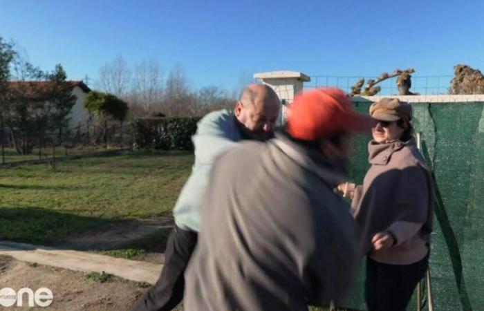 un uomo dà una violenta testata al vicino, il giornalista è costretto a intervenire