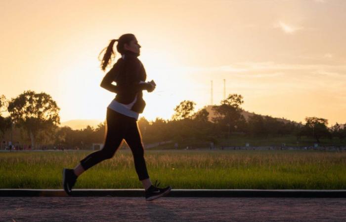 Una madre aggredita con un coltello mentre faceva jogging, l’aggressore ancora in fuga: cosa sappiamo del caso