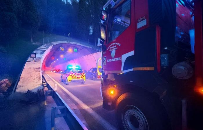 Un veicolo prende fuoco sull’autostrada A8 a Nizza, traffico interrotto