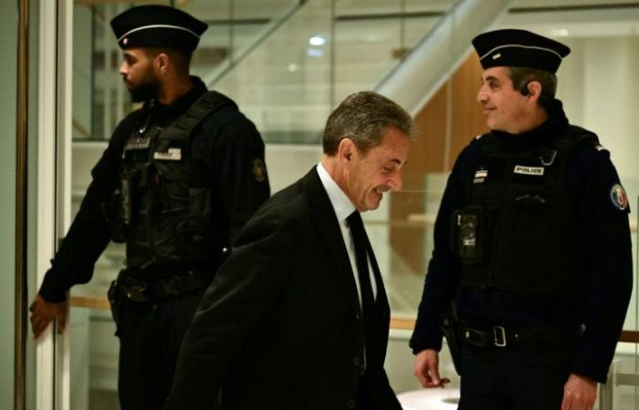 Al processo, Nicolas Sarkozy dà il via alla sua campagna “eccezionale” del 2007