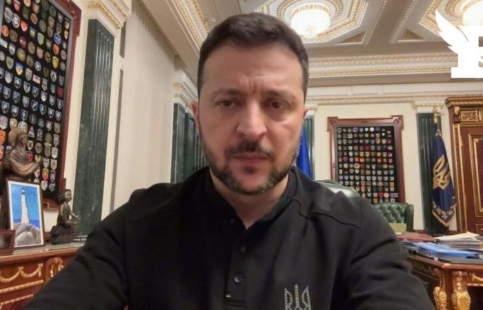 Volodymyr Zelenskyj afferma di aver discusso con Emmanuel Macron dello “schieramento di contingenti stranieri” in Ucraina