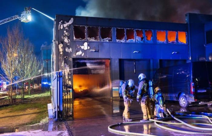 “I vigili del fuoco permettono che l’edificio bruci in modo controllato” (Arendonk)