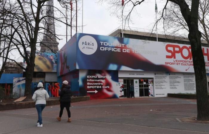 l’ufficio turistico chiude il suo ultimo ufficio ai piedi della Torre Eiffel