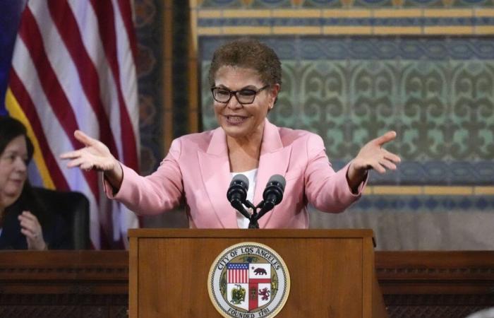 La caduta di Karen Bass, sindaco di Los Angeles, bersaglio di tutte le critiche