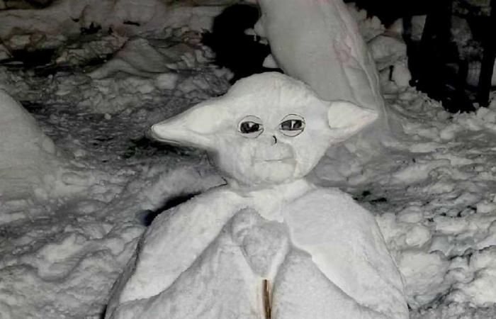 Nessie, Darth Vader e Ghostbusters Stay Puft Marshmallow Man tra i pupazzi di neve creati dalla mamma a Blackburn, West Lothian; La creazione del mostro di Loch Ness ha richiesto 3 ore