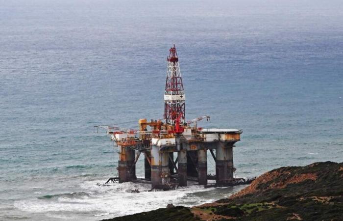 Una piattaforma petrolifera è stata spiaggiata su una spiaggia nel nord della Tunisia