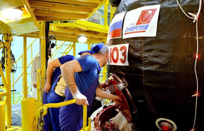 Ripresa della preparazione del veicolo spaziale a Baikonur