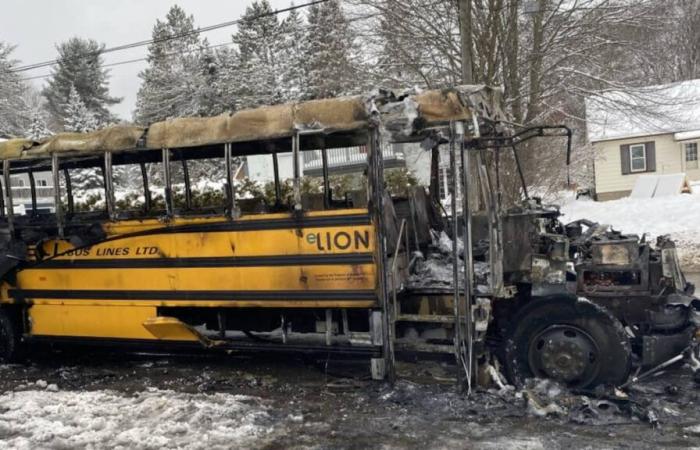 Scuolabus Lion Electric devastato dalle fiamme in Ontario