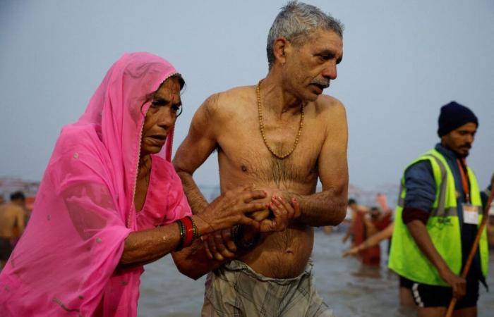 In India, lancio del gigantesco pellegrinaggio indù del Kumbh Mela