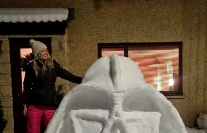 Nessie, Darth Vader e Ghostbusters Stay Puft Marshmallow Man tra i pupazzi di neve creati dalla mamma a Blackburn, West Lothian; La creazione del mostro di Loch Ness ha richiesto 3 ore