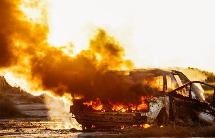 la sua macchina mentre si scongela improvvisamente prende fuoco, sfreccia attraverso il parcheggio e brucia un altro veicolo