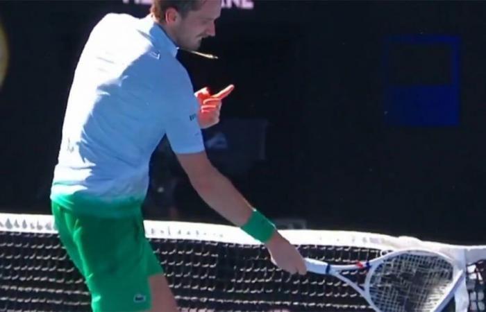 Daniil Medvedev perde le staffe durante la partita dell’Australian Open