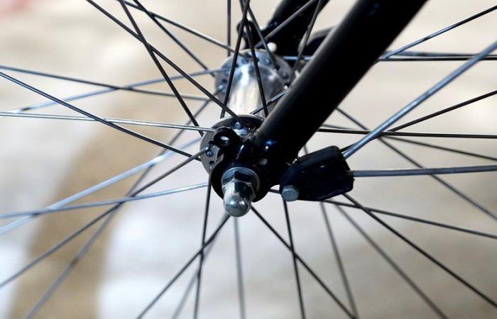 mentre era alla guida del suo furgone investe tre ciclisti e fugge… Due vittime gravemente ferite