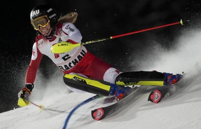 La sciatrice austriaca Liensberger guida la prima manche della gara notturna con le stelle dello slalom Shiffrin e Vlhova assenti