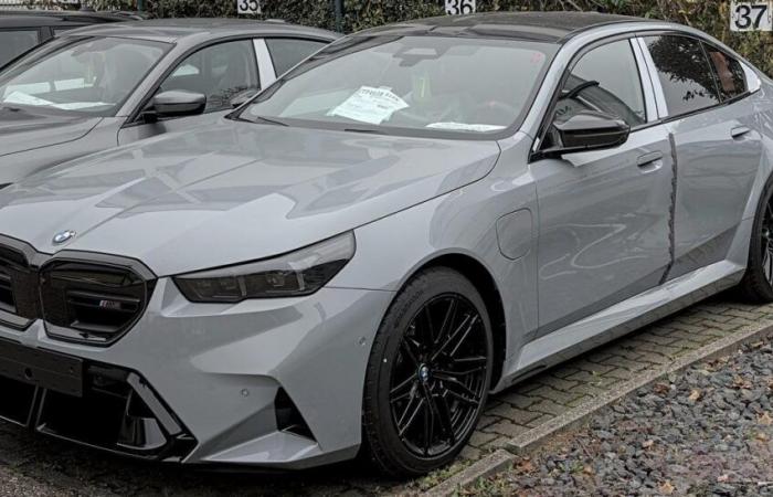 Una BMW M5 G90 in uscita dalla concessionaria finisce gravemente danneggiata in poche ore!