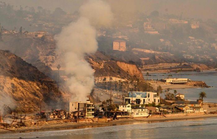 Sola tra le ceneri, la villa di un miliardario in pensione resiste “miracolosamente” agli incendi di Los Angeles