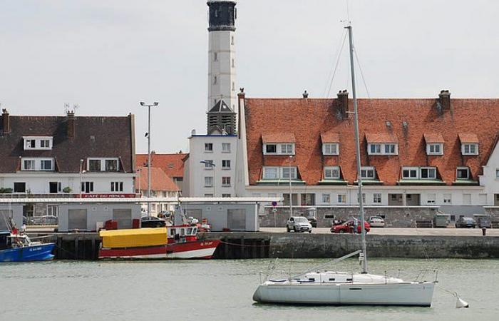 una vecchia imbarcazione devastata dalle fiamme nel porto di Calais