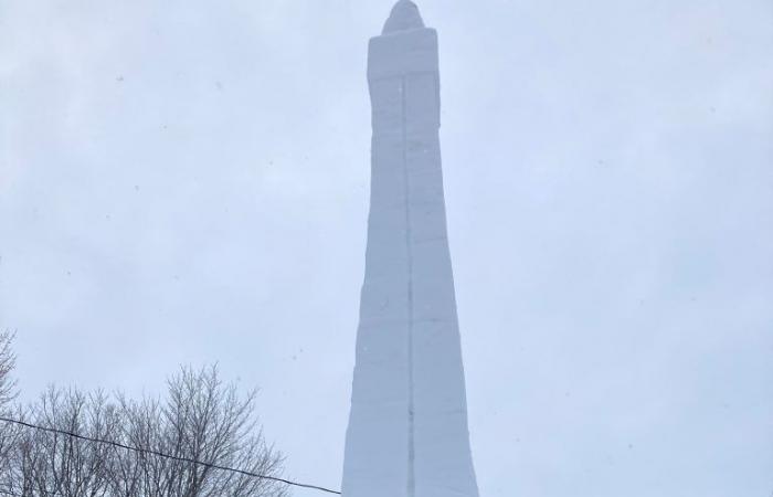 Jean-Marie Laliberté scolpisce nella neve la Torre Eiffel e i suoi anelli olimpici