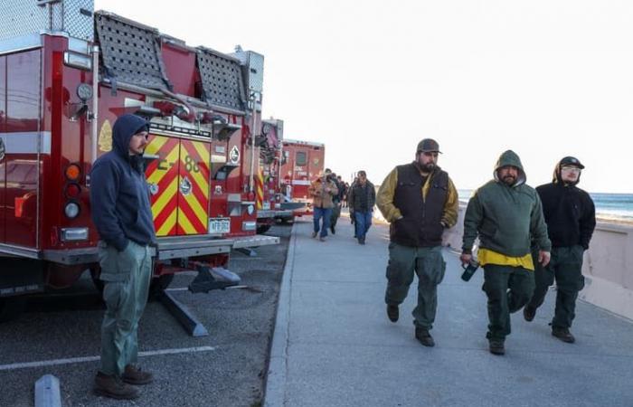 immagini della spiaggia di Malibu trasformata in un villaggio per i vigili del fuoco