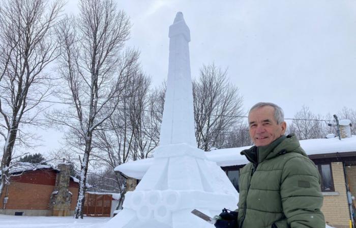 Jean-Marie Laliberté scolpisce nella neve la Torre Eiffel e i suoi anelli olimpici