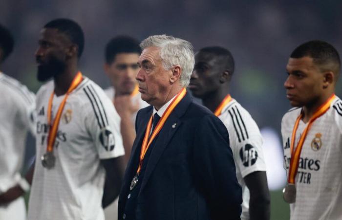 Lo spogliatoio del Merengue sarebbe arrabbiato con Ancelotti dopo l’umiliazione contro il Barça, è tesa per il “Mister”