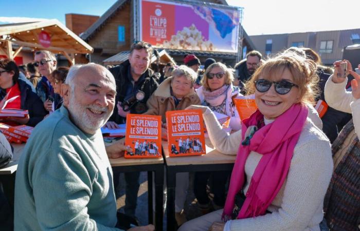 al festival dell’Alpe d’Huez, due conciatori di sci davanti ai loro tifosi