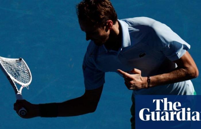 Daniil Medvedev sfonda la telecamera vincendo in cinque set agli Australian Open