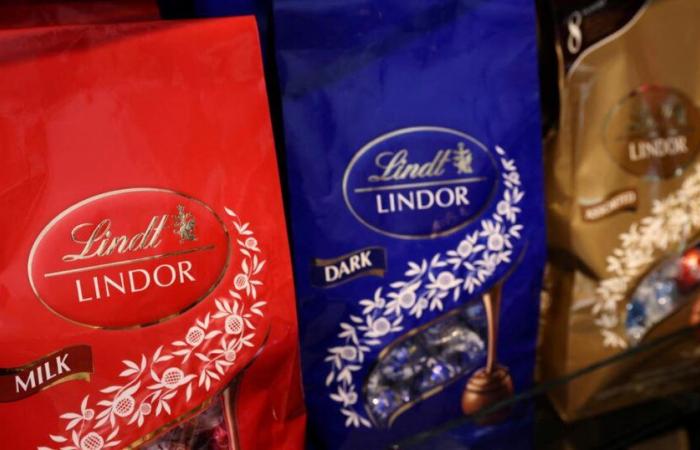 Il produttore di cioccolato Lindt prevede nuovi aumenti di prezzo nel 2025 a fronte del boom del cacao