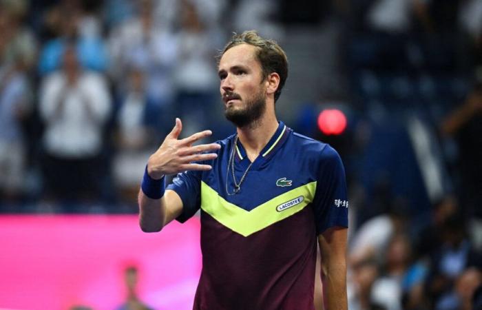 Il racket prende il sopravvento mentre il tre volte finalista dell’Australian Open si scaglia frustrato per la scarsa prestazione